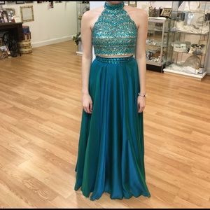 Breathtaking turquoise prom dress - size 4
